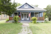 Für 110.000 Dollar ersteht Punkrock-Sänger der Band MxPx, Mike Herrera, das 1910 erbaute Haus in Waco und möchte dieses von Chip und Joanna Renovieren lassen - doch ihre Erfahrung zeigt, dass sich in alten Häusern oft teure Überraschungen verbergen. Trifft das auch auf dieses Haus zu?