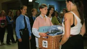 Die Neuzugänge Tina Tielmann (Katja Strobel, Mi.) und Susanne Teubner (Cheryl Shepard, 2.v.li.) werden im Gefängnis von Christiane Walter (Katy Karrenbauer, re.) empfangen. Sie gibt Tina zu verstehen, daß sie als Kindsmörderin nicht willkommen ist.