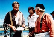 Jonathan (Ernest Borgnine, l.) und Charles (Michael Landon, M.) beschweren sich beim Koch (Tom Clancy, r.) über das Essen.