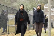 Sheryll Barnes (Roxy Sternberg, l.); Kristin Gaines (Alexa Davalos, r.)