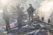Das Militär drapiert die Flagge über dem Verstorbenen.
