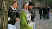 Uschi (Barbara Freier, M.), Walter (Katy Karrenbauer, r.) und Vivi (Annette Frier) sehen den Ausgrabungen in der Gärtnerei alles andere als gelassen entgegen ...