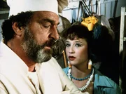 Cindy (Hallie Todd, r.) sucht Rat bei Mark (Victor French, l.), der sich bei der bösen Stiefmutter einen Job als Küchenchef besorgt hat ...