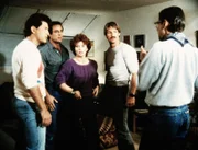 Melissa (Fionnula Flanagan, M.) zeigt sich empört über Byron Monks (Jonathan Perpich, l.) Verhalten, von dem sie sich ausgenutzt fühlt. Für das Riptide-Trio Murray (Thom Bray, r.), Cody (Perry King, 2.v.r.) und Nick (Joe Penny) wird Byron dadurch zum Tatverdächtigen.