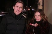Ringo (Timothy Boldt) überrumpelt Britta (Tabea Heynig) mit einer nächtlichen Sabotage-Aktion.