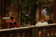 Charlie (Charlie Sheen, r.), Junggeselle und Frauenheld mit gutem Einkommen, lebt ein angenehmes Leben in seinem Haus am Meer. Damit ist es bald vorbei, als sein Bruder Alan mit Sohn Jake (Angus T. Jones, l.) bei ihm einzieht ...