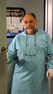 Dr. Robbins (Robert David Hall) untersucht einen die Leiche eines Jungen, der tot im Haus seiner Psychiaterin aufgefunden wurde.
