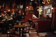 Bei einer Kneipenschlägerei hat Robin (Cobie Smulders, m.) einem Gast die Nase gebrochen. Da dieser sie nun verklagt hat, droht ihr die Ausweisung aus dem Land ...