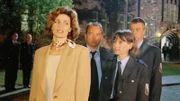 Zu Jutta Adlers (Claudia Loerding) Ärger befiehlt Dr. Evelyn Kaltenbach (Franziska Matthus, li.) dem Rollkommando sich zurückzuziehen (Egon Hofmann, Thomas Engel, re.).