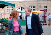 Inge (Uta Schorn, l.) und Johannes (Ulrich Pleitgen, r.) beim Einkauf auf dem Wochenmarkt.
