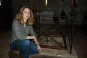 Siena, Italien - Raluca Radulescu (Hauptmitwirkende) mit Schwert - Montesiepe - Raluca trifft Mario und den Priester, um über das Schwert im Stein zu sprechen und herauszufinden, ob es ein echtes Schwert ist und wie es in den Stein kam.