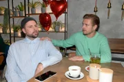 Philip (Jörn Schlönvoigt, r.) merkt, dass John (Felix von Jascheroff) mit dem Valentinstag nichts anfangen kann.
