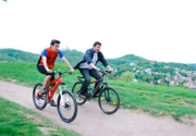 MDR Fernsehen FAMILIE DR. KLEIST (43), "Nicht so einfach mit der Liebe", am Sonntag um 15:10 Uhr. Michael Sandmann (Luca Zamperoni, l.) und Dr. Kleist (Francis Fulton Smith, r.) unternehmen eine Radtour um Eisenach.