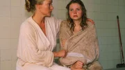Vivi (Annette Frier, re.) erzählt Dagmar (Kristiane Kupfer), dass Zöllner sie vergewaltigt hat.