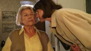 Nach einem Treffen mit Zöllner hat Jutta (Claudia Loerding, re.) versucht sich in die Wohnung zu mogeln, aber ihre Mutter (Hannelore Minkus) erwartet Rechenschaft.