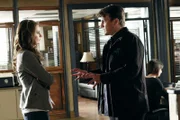 Richard Castle (Nathan Fillion, r.) berichtet Kate Beckett (Stana Katic, l.) von der spannenden Zusammenarbeit mit dem knallharten Detective Slaughter ...
