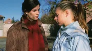 Susanne (Cheryl Shepard, l.) unterhält sich mit Martina (Katja Strobel) über ihre Sorgen wegen Alexander und Gudrun.