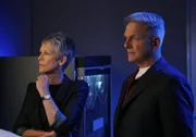 Müssen in einem neuen Fall zusammen arbeiten: Gibbs (Mark Harmon, r.) und Dr. Samantha Ryan (Jamie Lee Curtis, l.) ...
