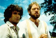 Charle (Michael Landon, l.) und Jonathan (Ernest Borgnine, r.) helfen mit, eine Telefonleitung zu legen.