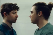 Sind zerstritten, v.li.: Imre Lichtenberger als Nikki Auer, Moritz Uhl als Georg Stoiber