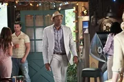 Lavon (Cress Williams, M.) findet die perfekten Räume für Wades Bar, aber dieser muss erst einmal die Bank überzeugen ...