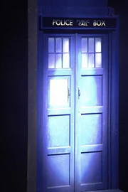 Die Zeitmaschine TARDIS, die von außen aussieht wie eine englische Telefonzelle, ist im Inneren ein wahres Platzwunder. Doctor Who reist mit ihr durch Zeit und Raum, wo er aufregende Abenteuer erlebt ...
