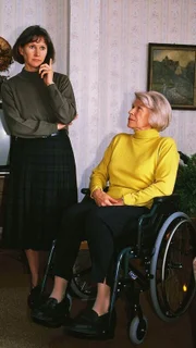 Juttas Mutter (Hannelore Minkus, r.) zwingt Jutta (Claudia Loerding), den Fall selbst in die Hand zu nehmen und sich um die ausgebrochenen Häftlinge zu kümmern.