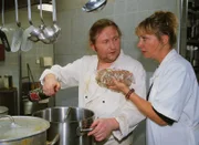 Ilse (Christiane Reiff) wirft Schramm (Armin Dillenberger) vor, verdorbene Lebensmittel zu verarbeiten, doch Schramm erpreßt sie.