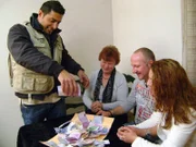 Jetzt ist es soweit: Trödelprofi Sükrü (li.) kann Elisabeth (2.v.li.), Jens und Diana den Betrag präsentieren, der durch den Verkauf der Sachen zustande gekommen ist.