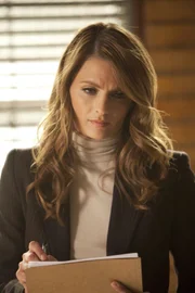 Auch wenn sie es anfangs nicht zugibt, belastet Kate Beckett (Stana Katic) das seltsame Verhalten von Richard Castle sehr ...