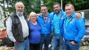 Hans (66) und Dagmar (54) mit den Trödelprofis Mauro Corradino (Mitte), Sükrü Pehlivan (2.v.re.) und Otto Schulte (re.)