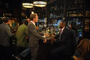 Als James (Wayne Brady, r.) erwähnt, dass Nora ihn an seine Mutter und Barneys (Neil Patrick Harris, l.) Mutter erinnert, beginnt für alle eine schockierende Zeit ...