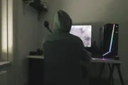 NZZ Format Raus aus der Online-Sucht – Dank Therapie zurück ins Leben Person am Computer, Screenshot aus dem Film