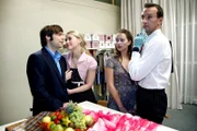 Hannah (Laura Osswald, 2.v.r.) und Hugo (Hubertus Regout, r.) sind erleichtert, als der neugierige Bruno (Tim Sander, l.) von Kim (Lara-Isabelle Rentinck, 2.v.l.) abgelenkt wird.