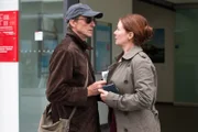 Maik Wosniak (André M. Hennicke, l.) ist auf der Flucht vor der Polizei. Sibylle Böwe (Lina Wendel, r.) hilft ihm dabei und überreicht ihm Bargeld.