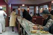 Während seines allmorgendlichen Stopps für Kaffee in einem Diner findet sich Gibbs (Mark Harmon, M.) auf einmal in einem Schusswechsel wieder. Im Moment größter Gefahr hinterfragt er alle wichtigen Entscheidungen seines bisherigen Lebens und erinnert sich an die Menschen, die ihm am wichtigsten waren ...