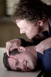 Wenn Det. Ethan Slaughter (Adam Baldwin, oben) einen Verdächtigen in die Mangel nimmt, wird es meist schmerzhaft für diesen. Shea (Stefan Niemczyk, unten) bekommt das am eigenen Leibe zu spüren.