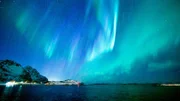 Polarlichter - wissenschaftlich Aurora Borealis - entstehen, wenn geladene Teilchen aus der Erdatmosphäre auf Sauerstoff- und Stickstoffatome in der Hochatmosphäre treffen.