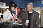 Versuchen einen Fall aufzuklären: Abby (Pauley Perrette, l.) und Gibbs (Mark Harmon, r.) ...