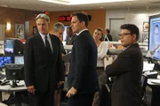 Noch stehen Gibbs (Mark Harmon, l.), Dr. Samantha Ryan (Jamie Lee Curtis, 2.v.l.), Tony (Michael Weatherly, M.), Ziva (Cote de Pablo, 3.v.r.) und Tyler Elliott (Sean Astin, r.) vor einem Rätsel ...