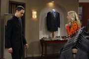 Sheldon (Jim Parsons, l.) hat den Wissenschaftspreis gewonnen. Penny (Kaley Cuoco, r.) ist ihm bei der Suche nach einem passenden Outfit behilflich ...