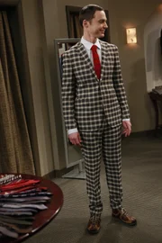 Sheldon (Jim Parsons) hat den diesjährigen Wissenschaftspreis gewonnen. Penny (Kaley Cuoco, r.) ist ihm bei der Suche nach einem passenden Outfit behilflich ...