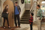 Walden (Ashton Kutcher, 2.v.l.) und Alan (Jon Cryer, r.) könnten Louis (Edan Alexander, 2.v.r.) verlieren, nachdem Sozialarbeiterin Ms. McMartin (Maggie Lawson, l.) herausgefunden hat, dass sie gar kein richtiges Pärchen sind ...