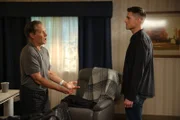 Um sich endlich Klarheit zu verschaffen, konfrontiert Bradford (Eric Winter, r.) seinen Vater (James Remar, l.) mit seinem Verdacht.