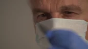 Dr. Harald Schneider vom Hessischen Landeskriminalamt ermittelt im Labor. Er sucht den Mörder eines 13-jährigen Schülers aus Darmstadt.