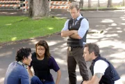 Auf das Team von Five-0 ist Verlass: Steve (Alex O'Loughlin, r.), Kono (Grace Park, 2.v.l.) und Danny (Scott Caan, 2.v.r.) konnten ihren Kollegen Chin (Daniel Dae Kim, l.) in letzter Sekunde retten ...