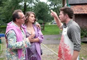 Schlachtfest auf dem Biohof Meede: Bauer Meede (Josef Heynert, r.) jagt seine Schwägerin Melanie Meede (Marie Rönnebeck, M.) und ihren Lover Hinrichs (Thomas Kügel, l.) vom Hof.