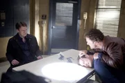 Von Det. Ethan Slaughters (Adam Baldwin, r.) Art und Weise, den Verdächtigen Shea (Stefan Niemczyk, M.) zu verhören, ist Richard Castle (Nathan Fillion, l.) schockiert und fasziniert zugleich ...