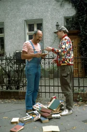 Peter Lustig (l.) sucht in vielen Büchern eine schöne Geschichte.