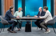 Caren Miosga (2.v.l.) mit ihren Gästen: Saskia Esken (SPD, r.), Reiner Haseloff (CDU, 2.v.r), Veit Medick (l.)